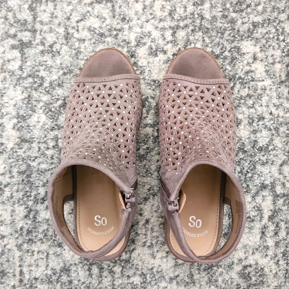 🌷 Pick 5 for 20🌷.  SO girls shoes size 3